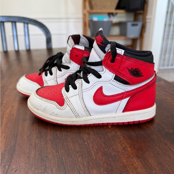 Nike Air Jordan 1 Retro High Heritage Boy's Size 10c Sneakers Red White - Picture 2 of 9